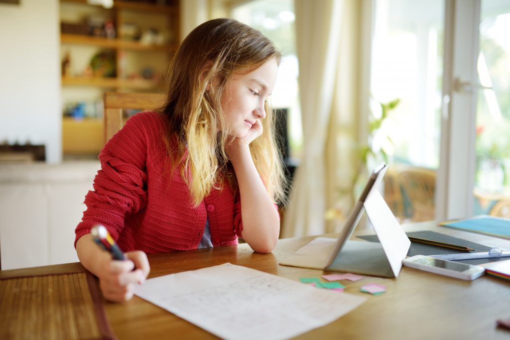 UZAKTAN EĞİTİMDE ÇOCUKLARIN EV ÇALIŞMA ORTAMI NASIL DÜZENLENMELİ 6 shutterstock 1213301902