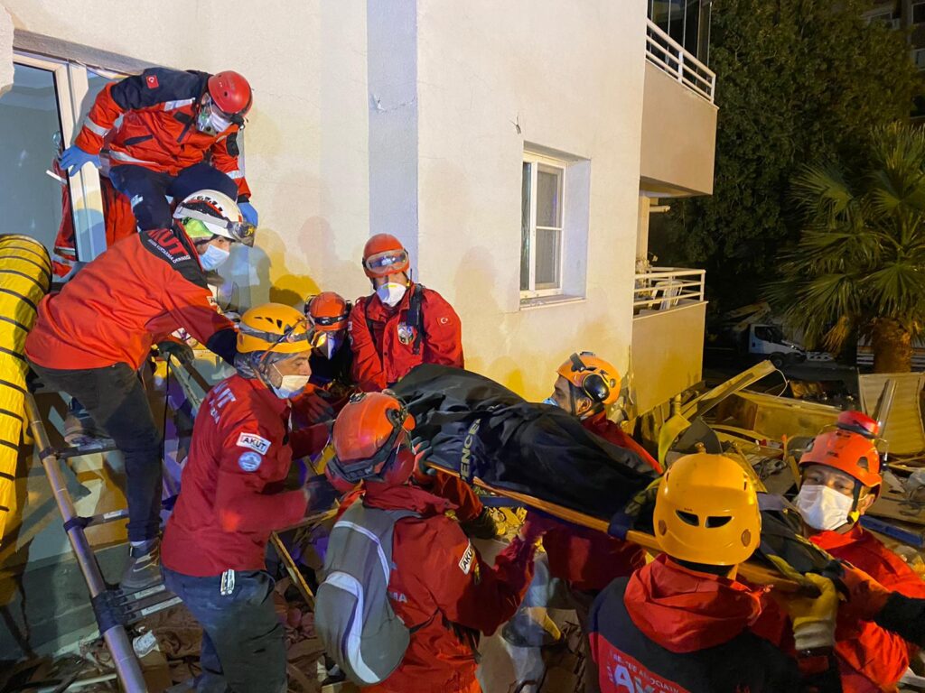 AKUT İZMİR DEPREMİNDE ENKAZ ALTINDAN 11 CAN KURTARDI 6 1604343232 IMG 20201031 WA0011