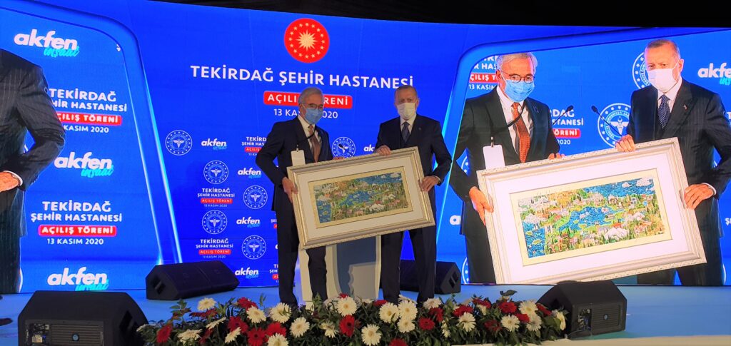 AKFEN HOLDİNG YÖNETİM KURULU BAŞKANI HAMDİ AKIN: ÜÇ ŞEHİR HASTANESİNE 1,1 MİLYAR DOLAR YATIRDIK 4 1605341016 Tekirda ehir Hastanesi a l t reninde Akfen Holding Y netim Kurulu Ba kan Hamdi Ak n Erdo an a Minyat r Marmara isimli tabloyu hediye etti.