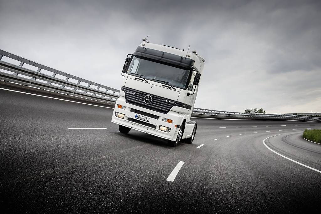 Mercedes Benz Actros 25 yasinda 01