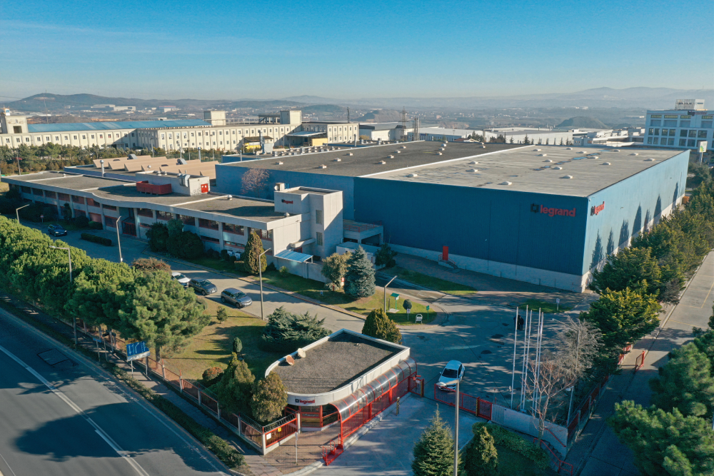 Legrand Grup'un Net-Sıfır taahhüdü SBTi tarafından tescillendi 4 Legrand Tu rkiye Grubu Fabrika1