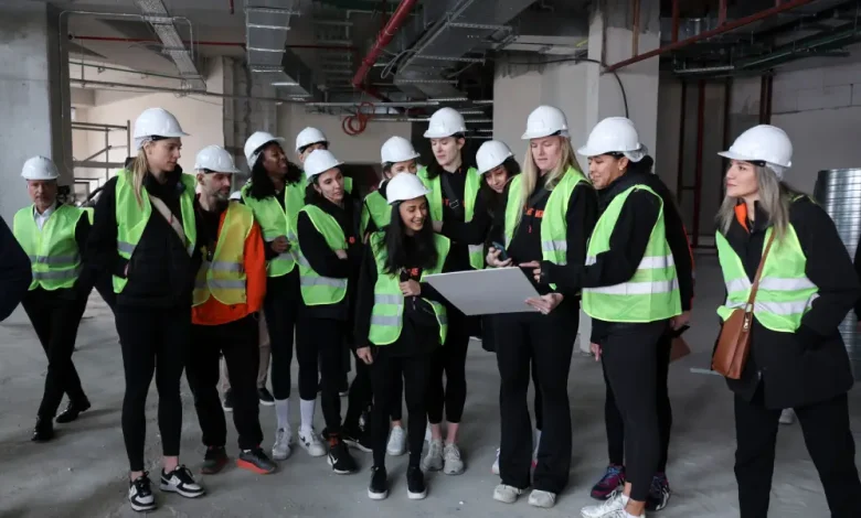 Eczacıbaşı Dynavitli sporculardan inşaat ziyareti 1 Eczacibasi sporculari