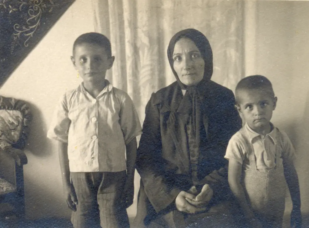 Türkiye’de mühendislik ve sanayiye adanmış bir ömür: Bedi Korun 4 1 1933 Guzelyali Mihrizar HanimBedi Korun 3 yas ve Agabeyi Yasar Korun 5 yas