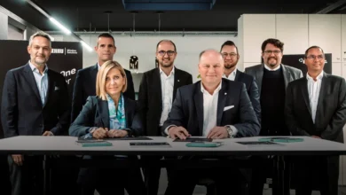 Elvial Yonetim Kurulu Baskani Tania Tzika ve REHAU Pencere Cozumleri CEOsu Carsten Heuer