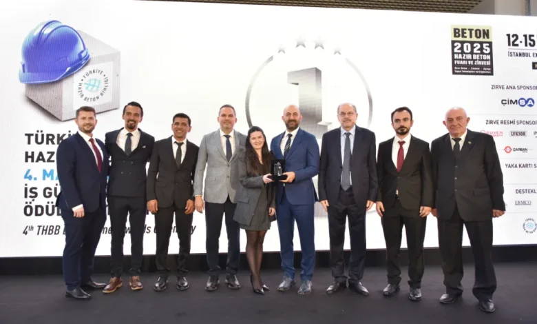 THBB, İş Sağlığı ve Güvenliğinde öne çıkan tesisleri ödüllendirdi 1 THBB 4. MAVI BARET IS GsVENLIGI ™DsLLERI BIRINCILIK ™DsLs SELKA EUKURHISAR HAZIR BETON TESISI 111746958
