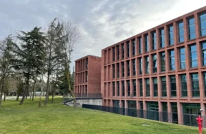 Türkiye’nin saygın mimarları İnşaat Dünyası Dergisi’ne konuşuyor: Bünyamin Derman 10 V.K.V Koc Lisesi